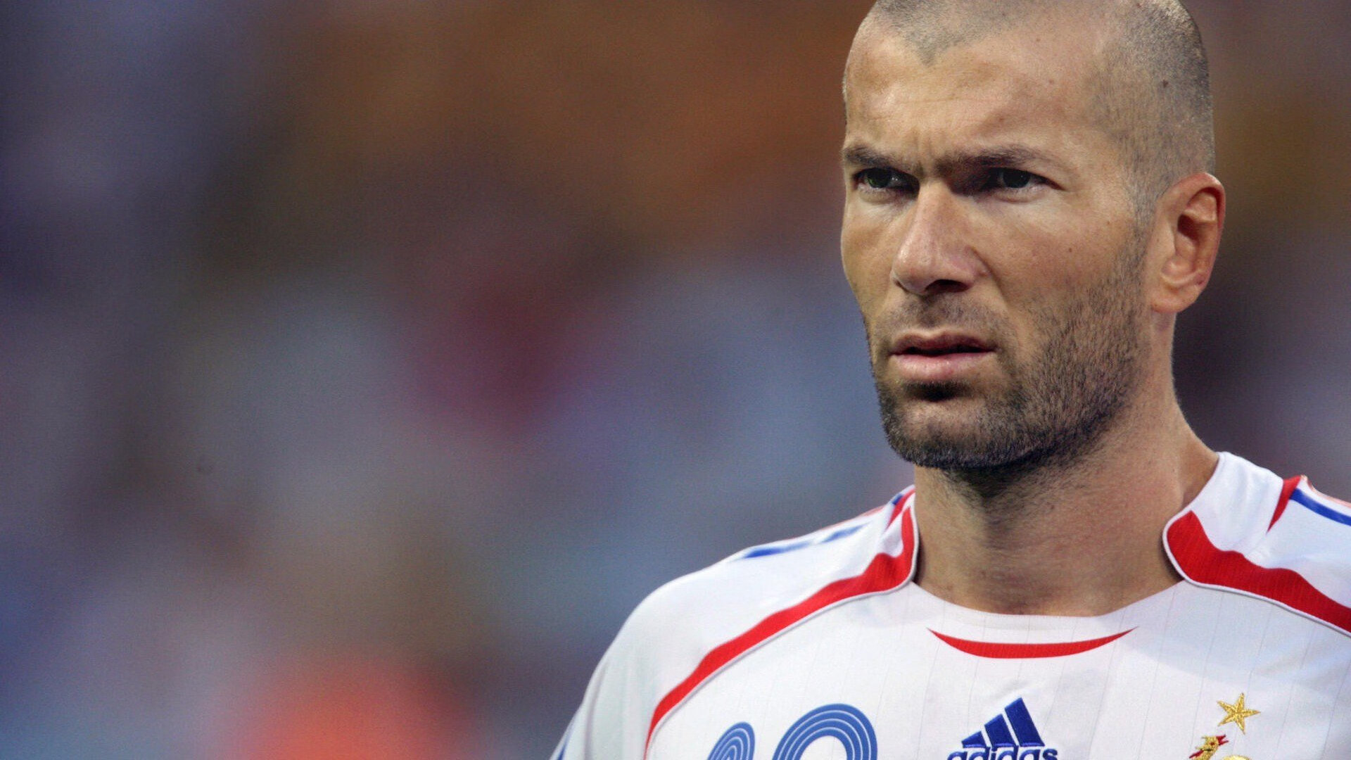开云足球直播-C罗帽子戏法再现神迹，多特蒙德后防线形同虚设成筛子，C罗帽子戏法打爆多特蒙德，防线形同虚设